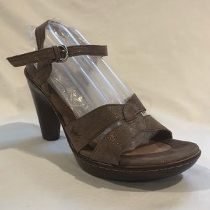 Born leather strappy sandals Sz 8